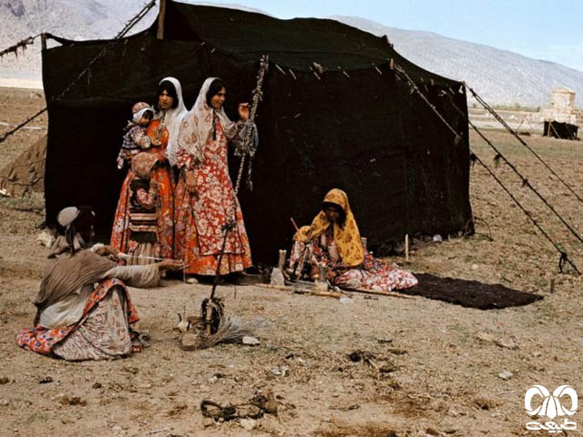 در راس ایلات بزرگ با رهبری متمرکز، همانند ایل قشقایی در راس ایلات بزرگ