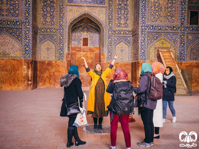 یک راهنما به عنوان رهبر جامعه کوچکی از اجتماع مردمی در سفر یک راهنما به عنوان رهبر جامعه