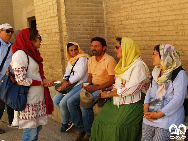 راهنما بایستی با توجه و آگاهی از قوانین و الگوهای کشور، به عنوان مناسبترین رفتار حرفهای راهنما بایستی با توجه و آگاهی از قوانین و الگوهای کشو